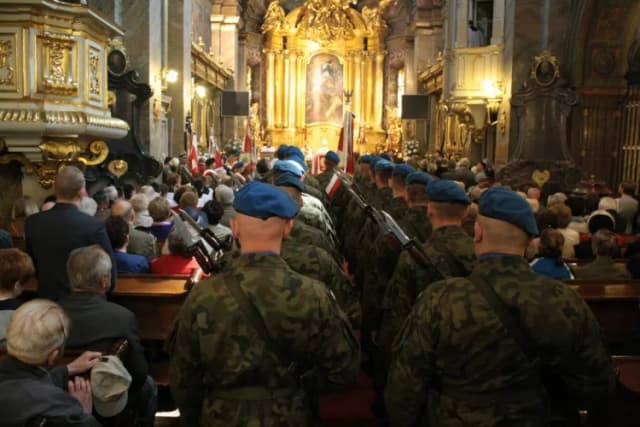 Kiedy opuszczać sztandar w kościele? Kluczowe zasady i momenty do zapamiętania